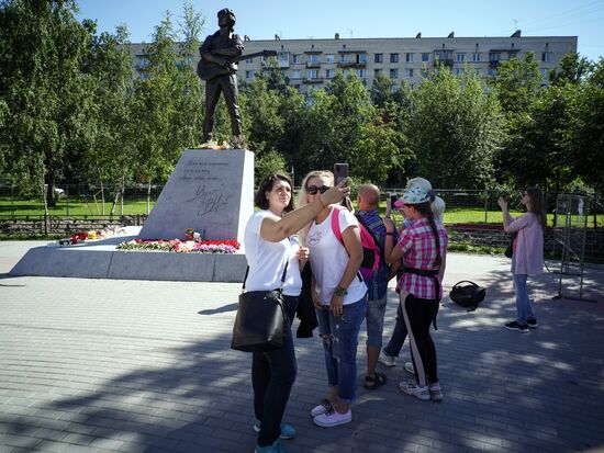 Памятник Виктору Цою установили в Санкт-Петербурге