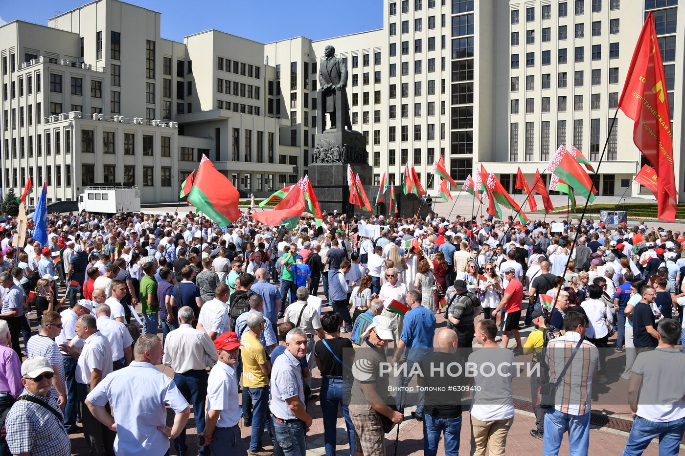 Участники митинга на площади Независимости в Минске в поддержку действующего президента Белоруссии Александра Лукашенко. Место: Белоруссия, Минск. Автор: Виктор Толочко/Sputnik/РИА Новости. Митинг в поддержку действующего президента Белоруссии А. Лукашенко в Минске