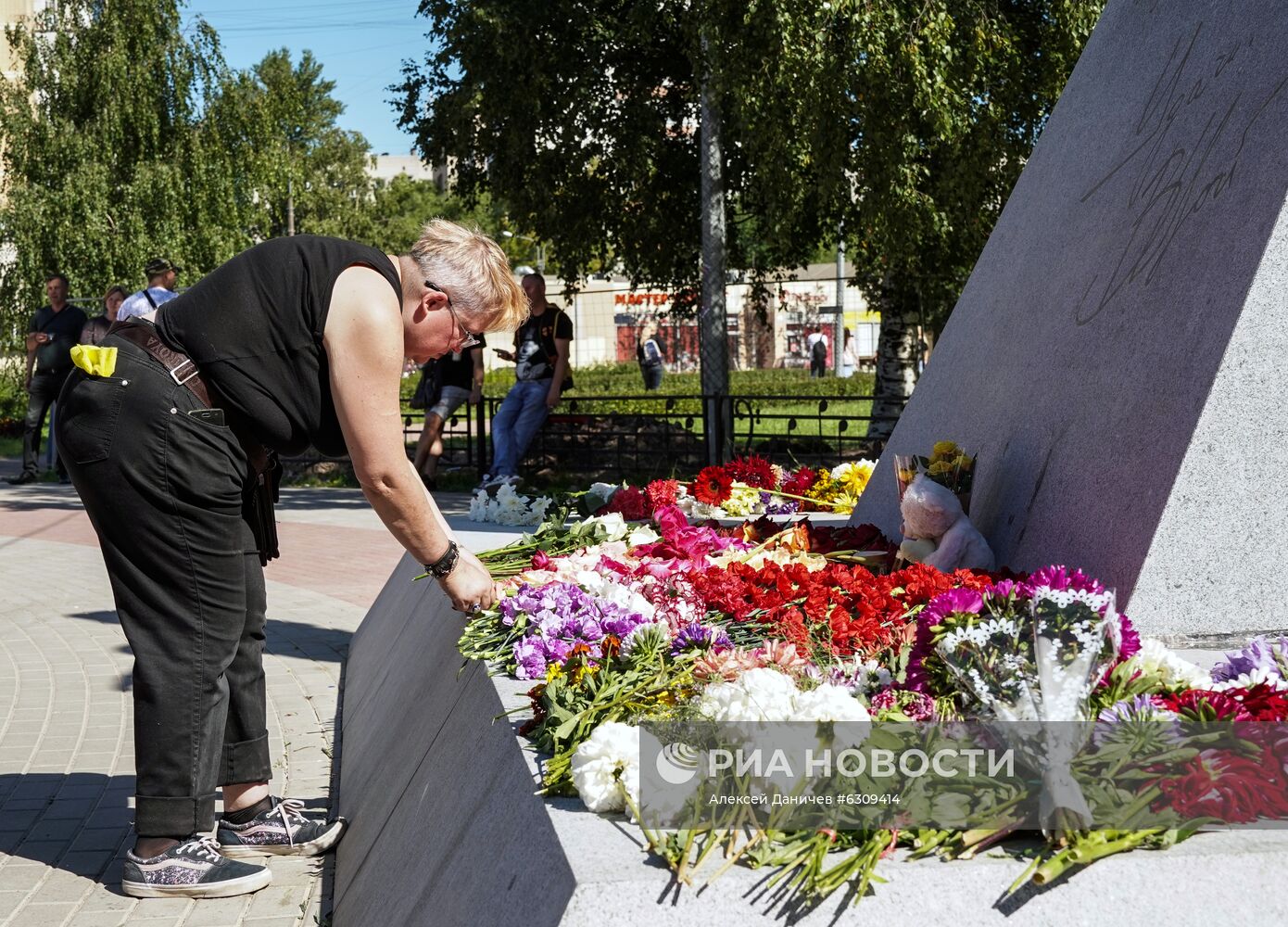 Памятник Виктору Цою установили в Санкт-Петербурге