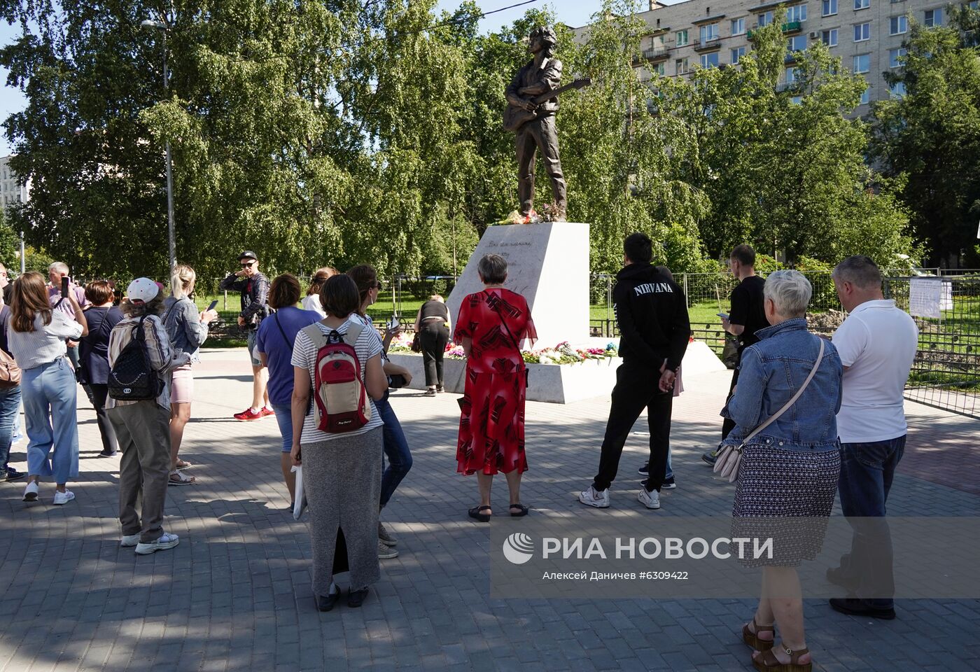 Памятник Виктору Цою установили в Санкт-Петербурге