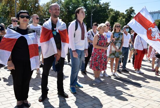 Акция в Киеве в поддержку протестующих в Белоруссии