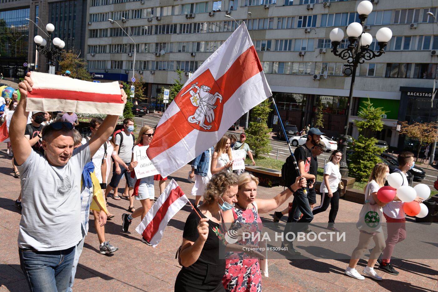 Акция в Киеве в поддержку протестующих в Белоруссии