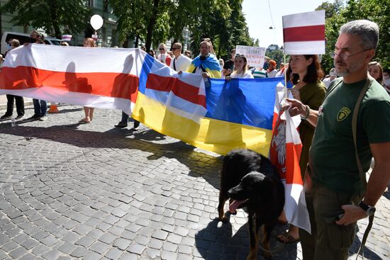 Акция в Киеве в поддержку протестующих в Белоруссии