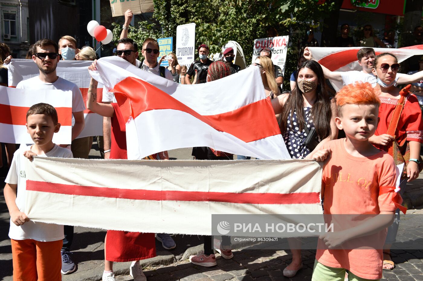 Акция в Киеве в поддержку протестующих в Белоруссии