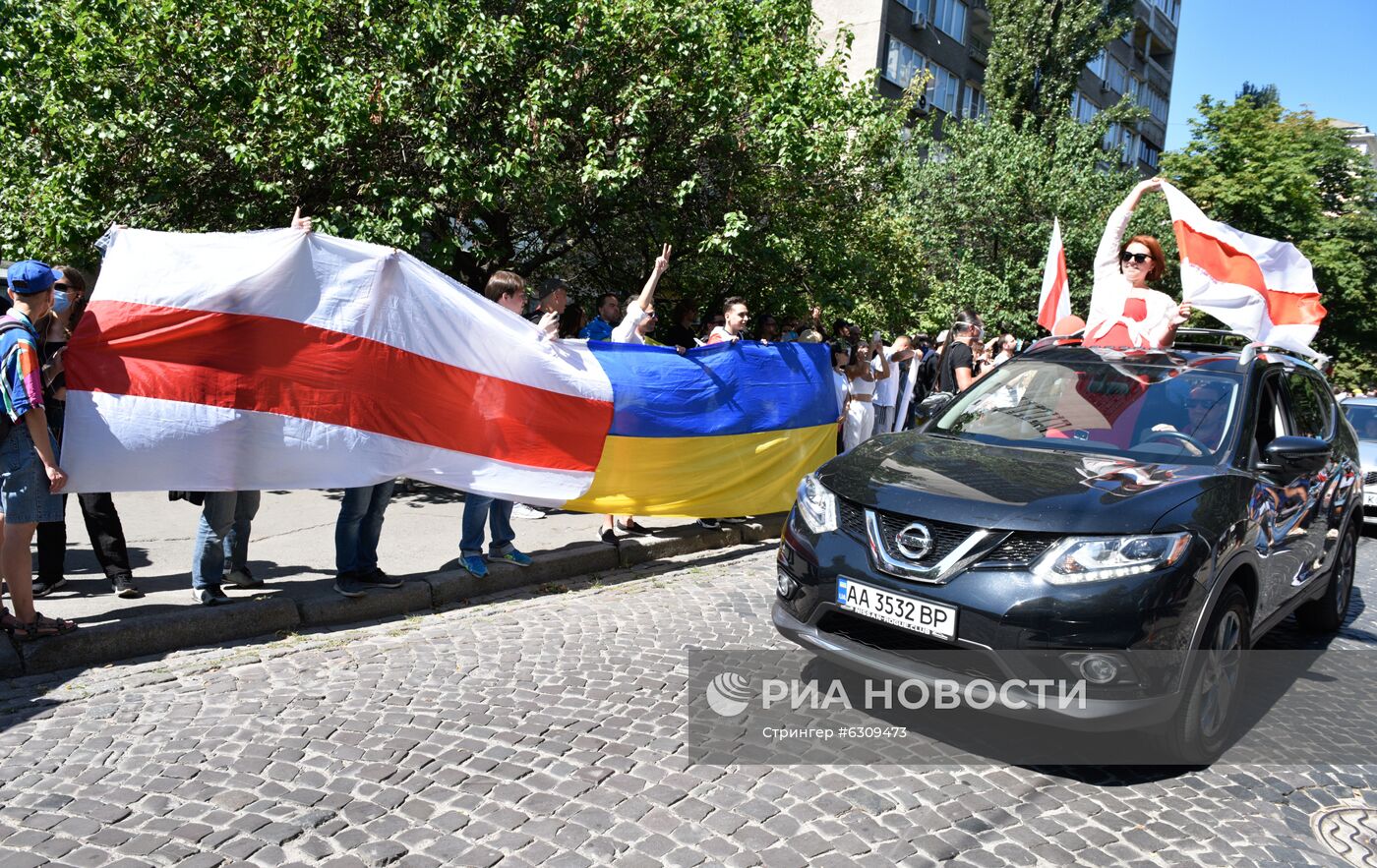 Акция в Киеве в поддержку протестующих в Белоруссии