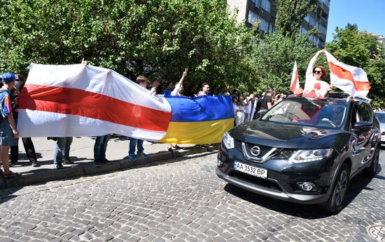 Акция в Киеве в поддержку протестующих в Белоруссии