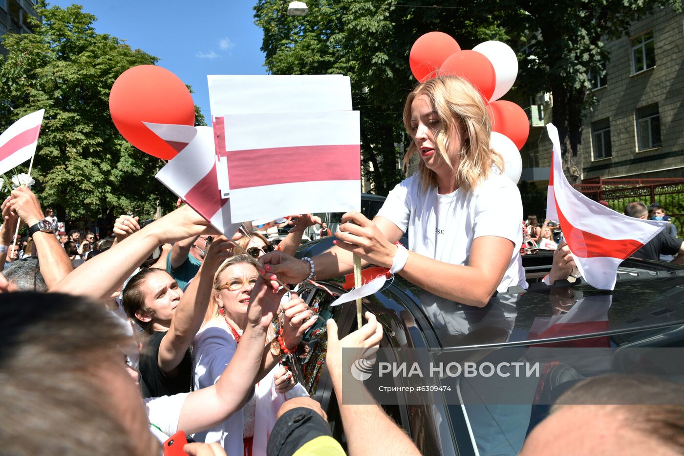 Акция в Киеве в поддержку протестующих в Белоруссии