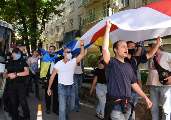 Акция в Киеве в поддержку протестующих в Белоруссии