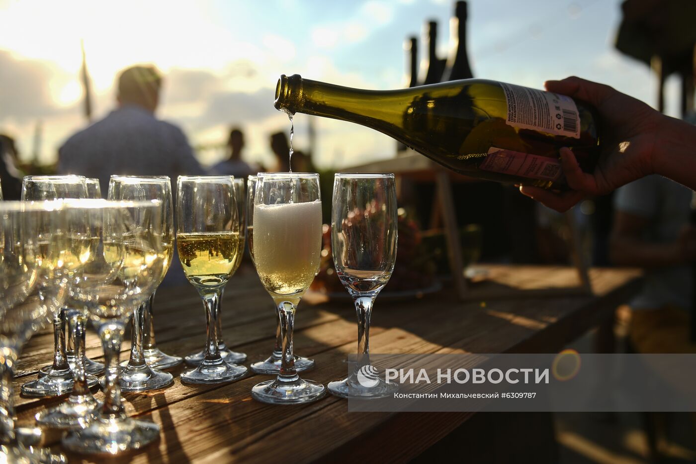 Дегустация вин из автохтонных сортов винограда в винодельческом хозяйстве "Дом Захарьиных" в селе Кочергино Бахчисарайского района. Место: Россия, Республика Крым. Автор: Константин Михальчевский/РИА Новости. Дегустация вина в Крыму