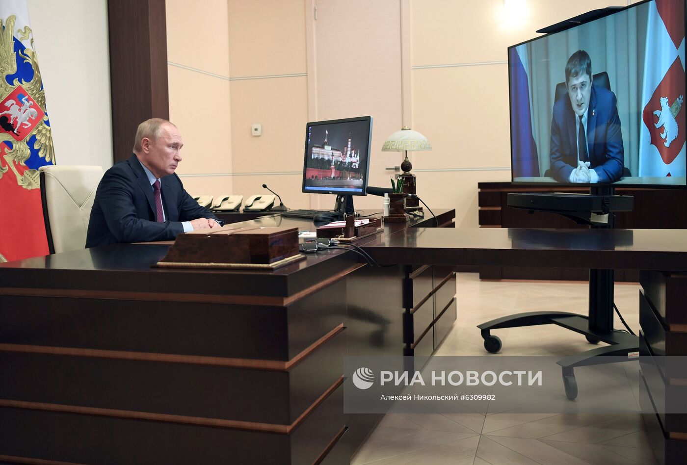 Рабочая встреча президента РФ В. Путина с врио губернатора Пермской области Д. Махониным