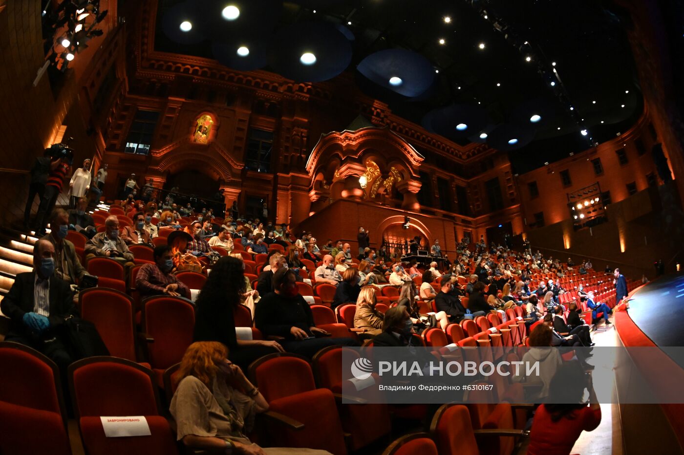 Сбор труппы в театре "Геликон-опера" 