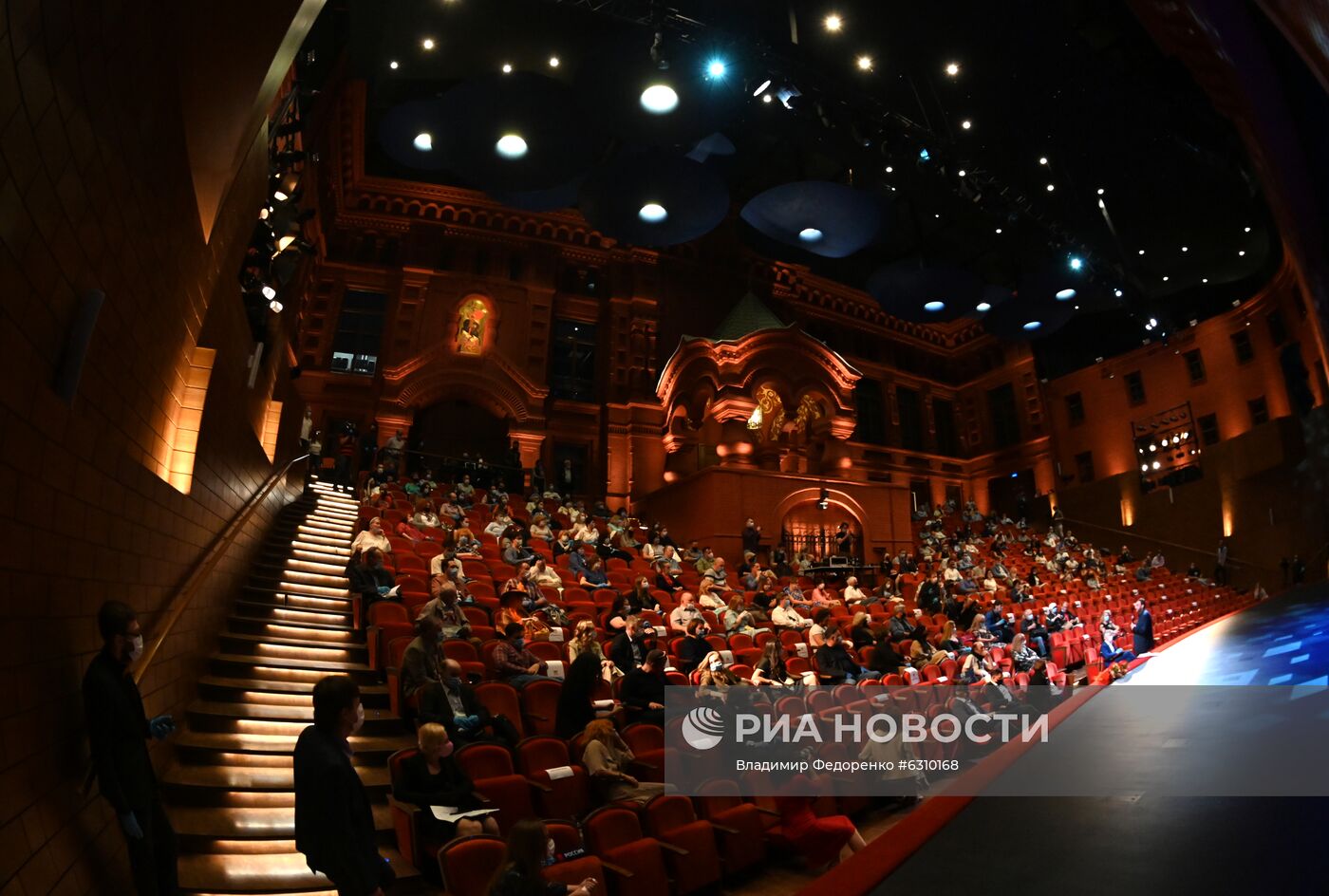 Сбор труппы в театре "Геликон-опера" 