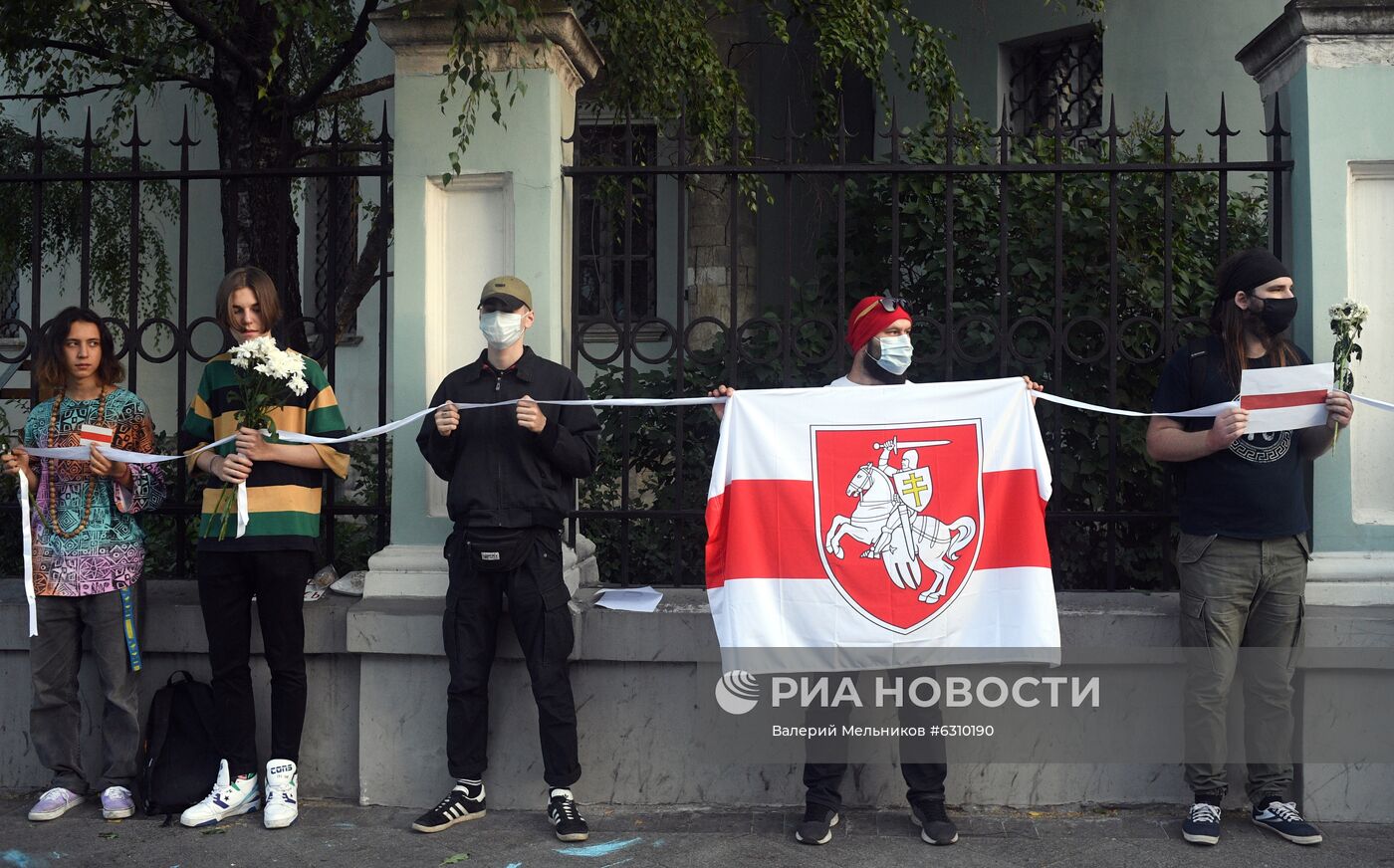Акция в поддержку жителей Белоруссии у посольства республики в Москве