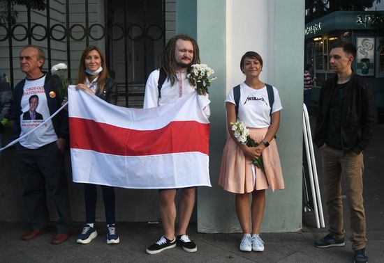 Акция в поддержку жителей Белоруссии у посольства республики в Москве