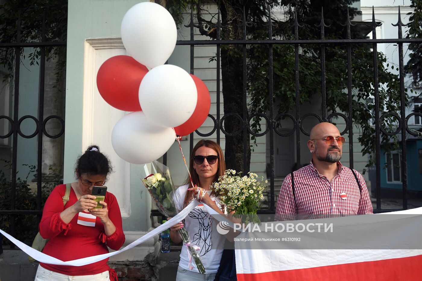 Акция в поддержку жителей Белоруссии у посольства республики в Москве