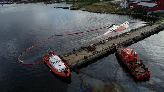 Ликвидация последствий разлива нефтепродуктов с судна "Сайда" в Мурманске