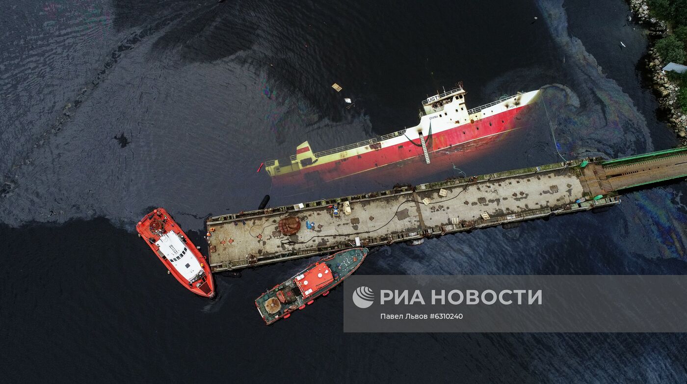 Ликвидация последствий разлива нефтепродуктов с судна "Сайда" в Мурманске