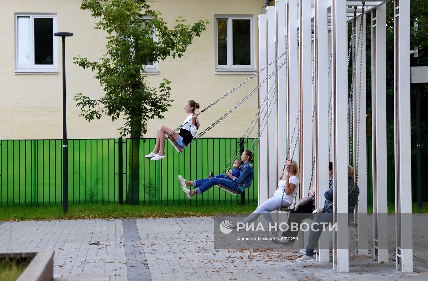 Качели в Москве