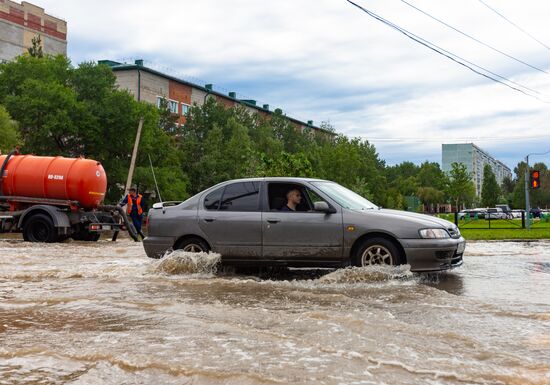 В Благовещенске после сильного ливня ввели режим ЧС