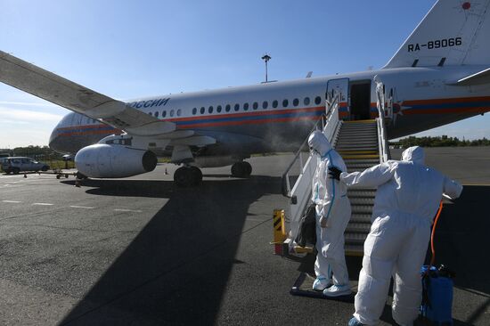 Журналисты правительственного пула с подозрением на коронавирус досрочно вылетели в Москву
