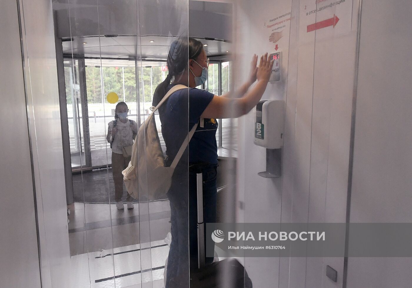 Дезинфицирующий коридор установили в аэропорту Красноярска