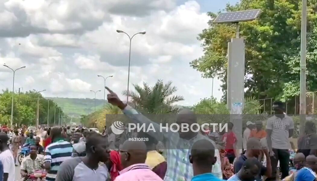 Митинг в столице Мали в поддержку военного мятежа