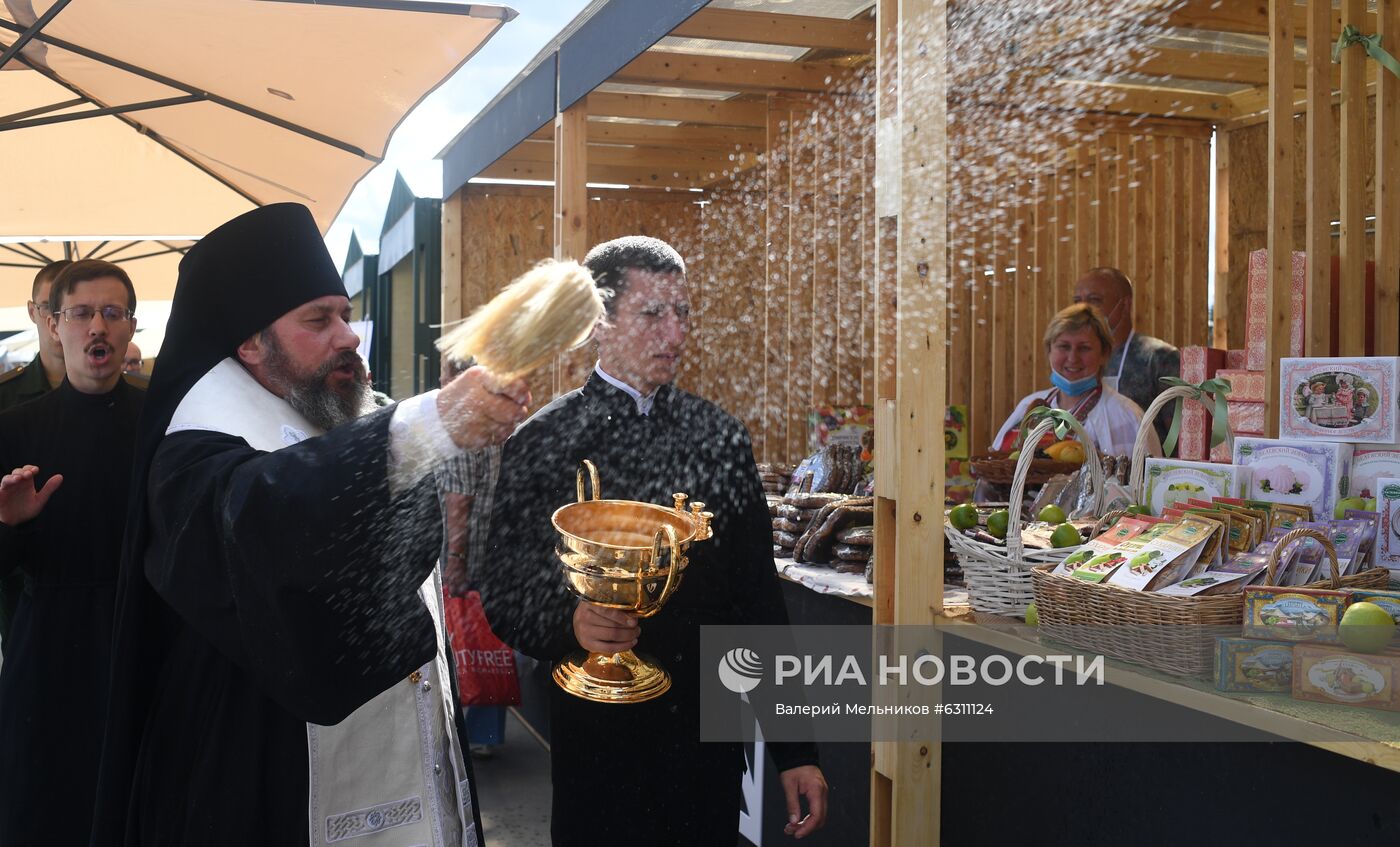 Православная яблочная ярмарка у храма Вооруженных сил РФ 