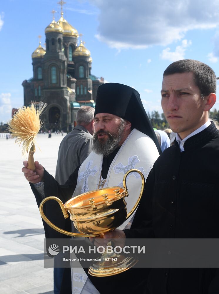 Православная яблочная ярмарка у храма Вооруженных сил РФ 