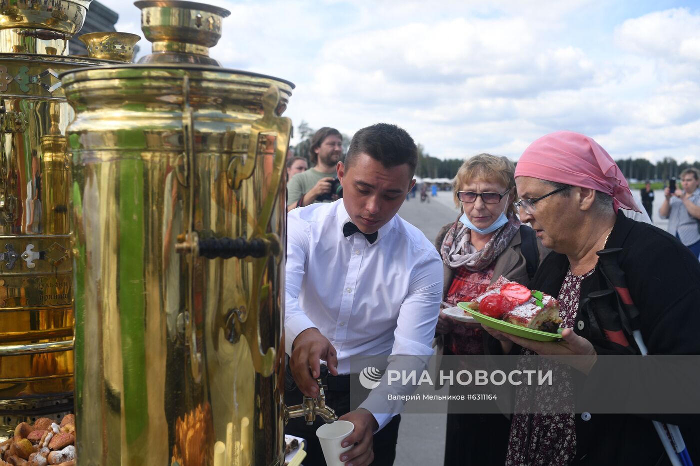 Православная яблочная ярмарка у храма Вооруженных сил РФ 