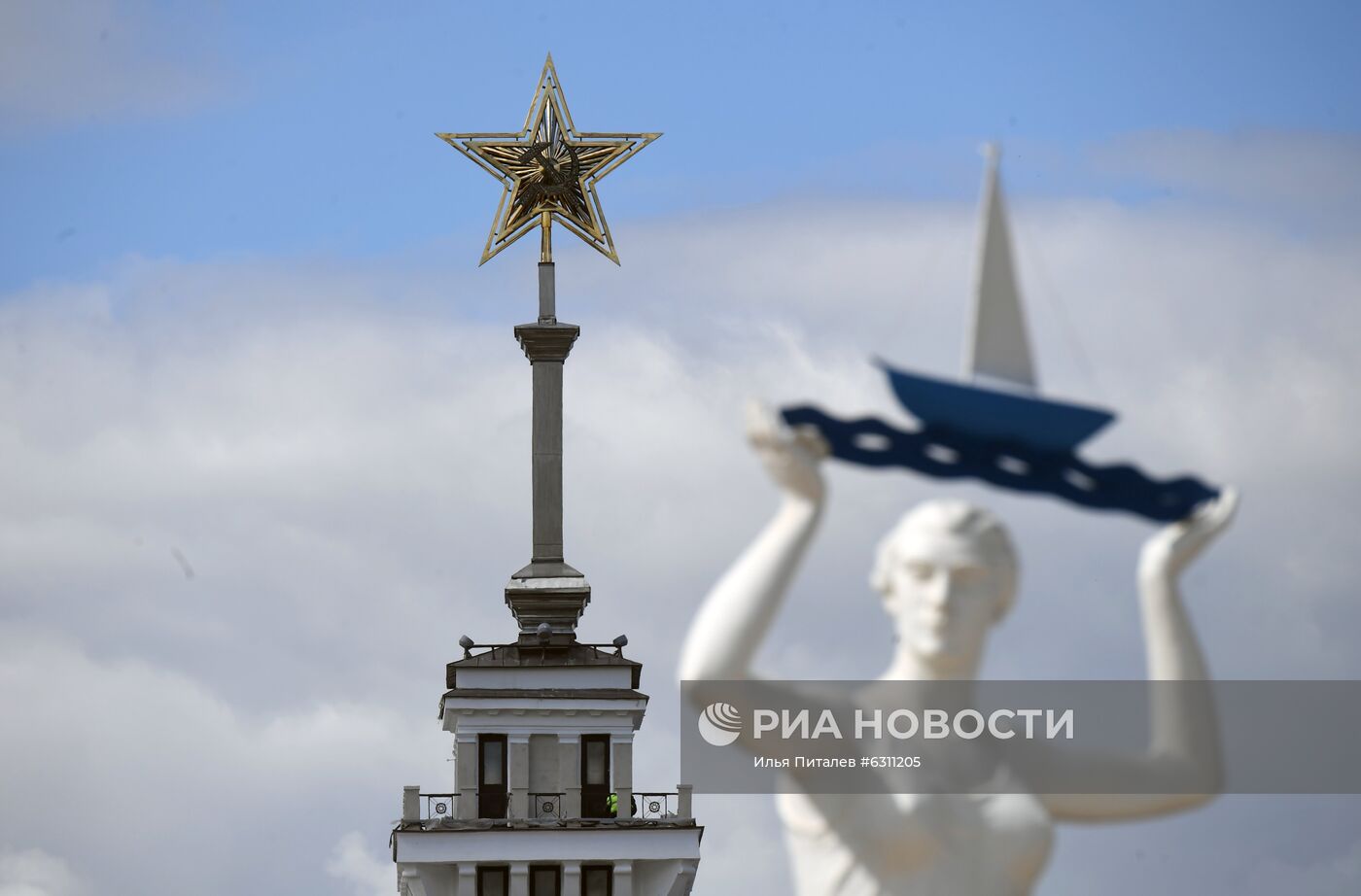 В Москве отреставрировали звезду со шпиля Северного речного вокзала