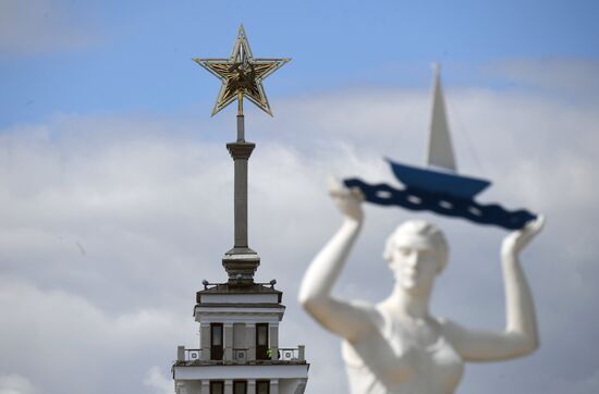 В Москве отреставрировали звезду со шпиля Северного речного вокзала
