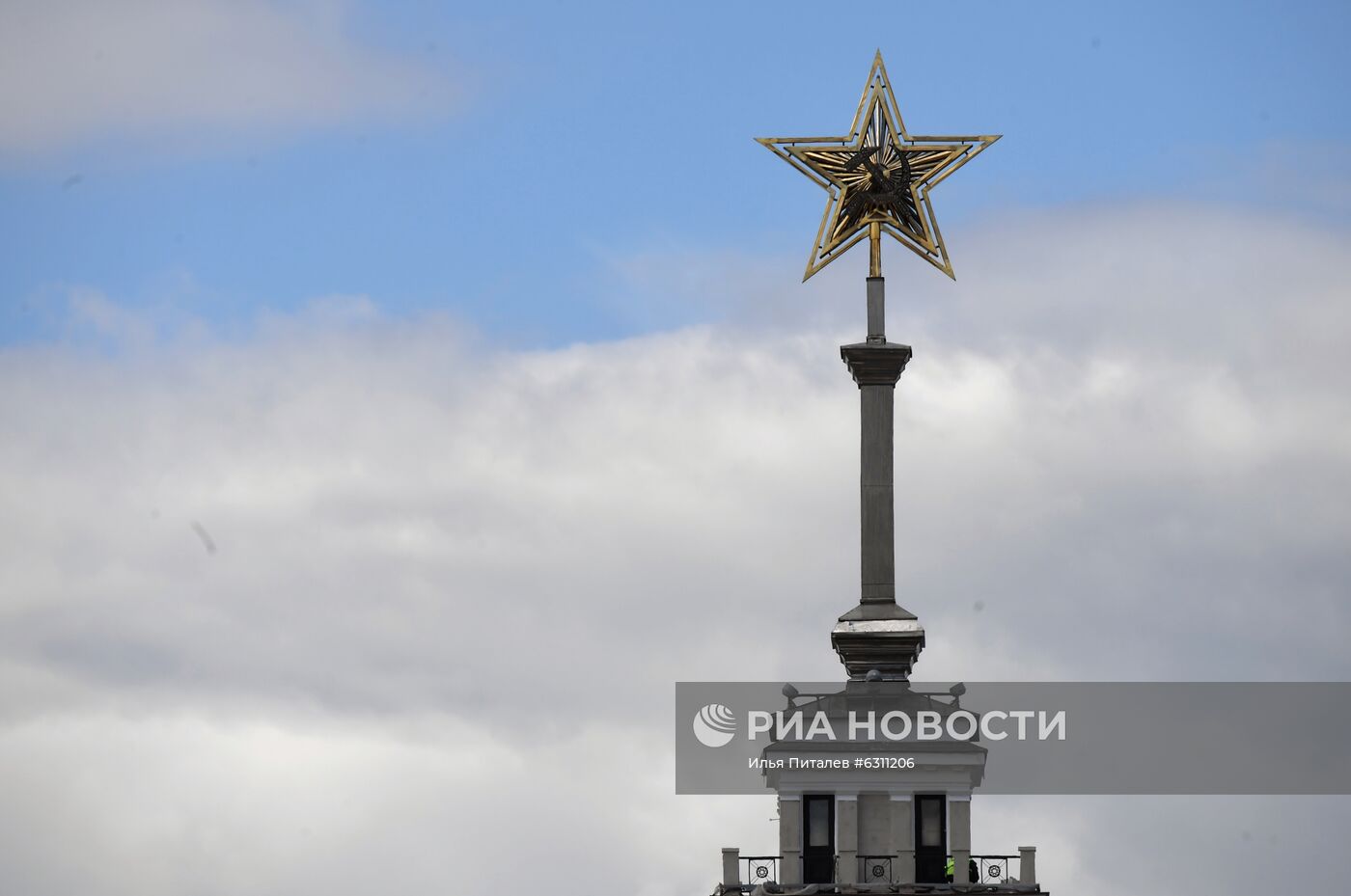 В Москве отреставрировали звезду со шпиля Северного речного вокзала