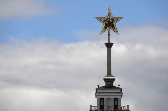 В Москве отреставрировали звезду со шпиля Северного речного вокзала