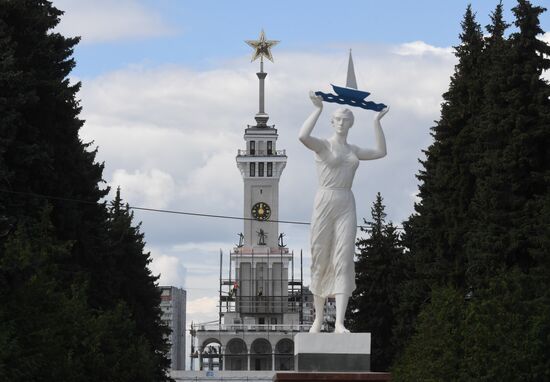 В Москве отреставрировали звезду со шпиля Северного речного вокзала