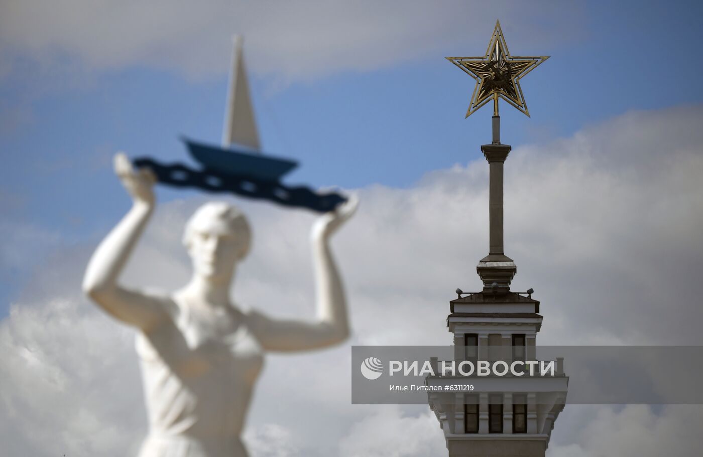 В Москве отреставрировали звезду со шпиля Северного речного вокзала