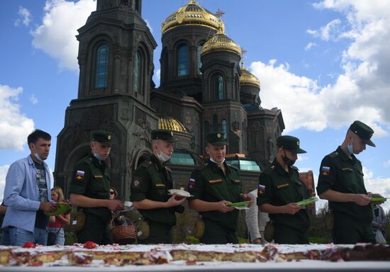 равославная яблочная ярмарка у храма Вооруженных сил РФ 