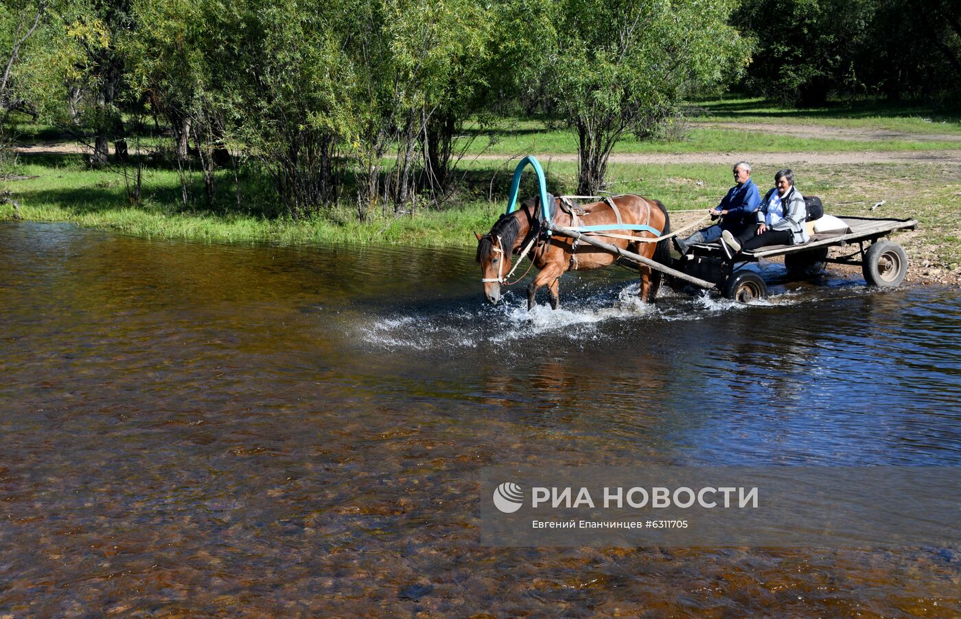 Почтальон из Забайкалья на лошади развозит письма 