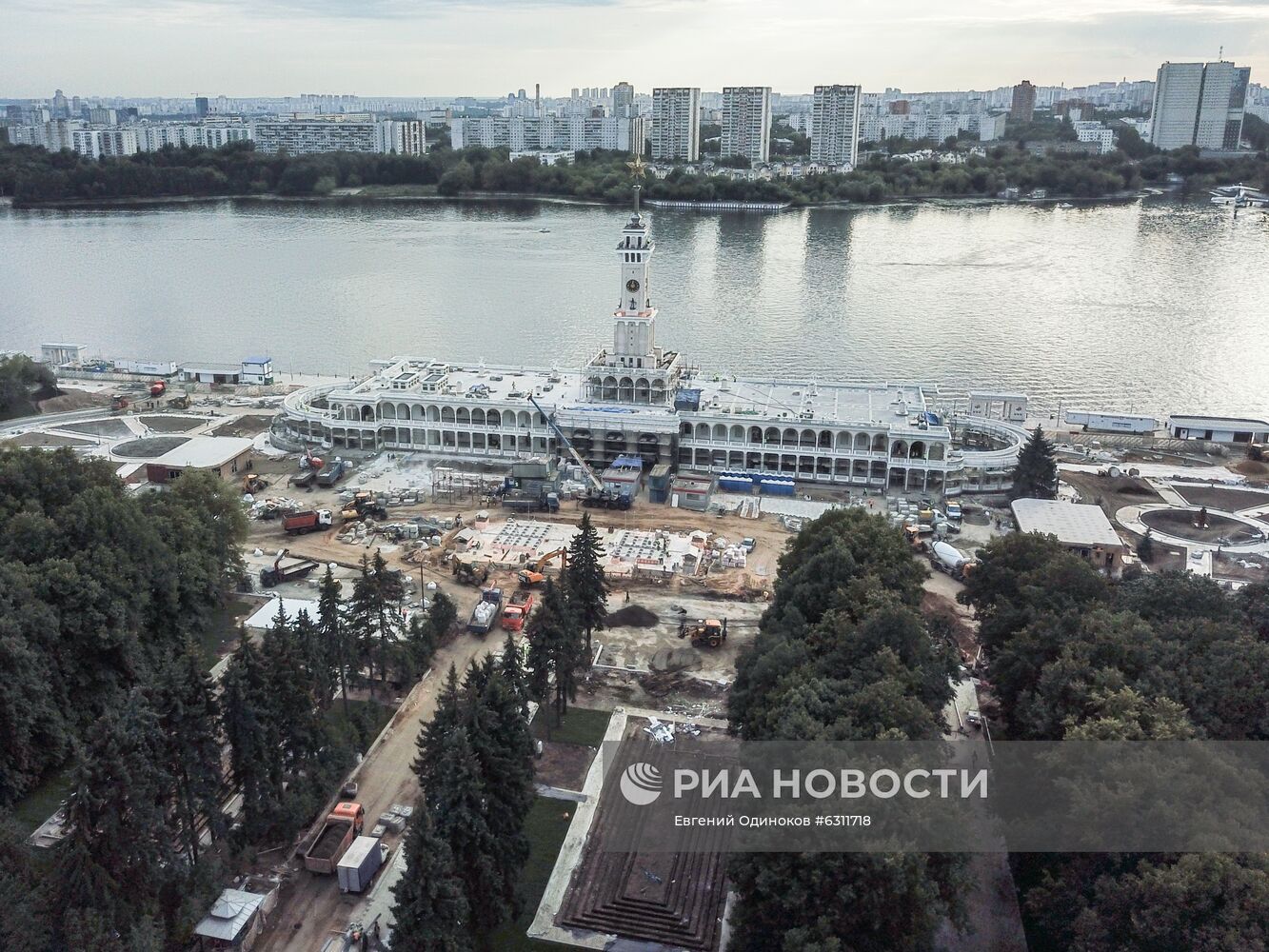 В Москве отреставрировали звезду со шпиля Северного речного вокзала