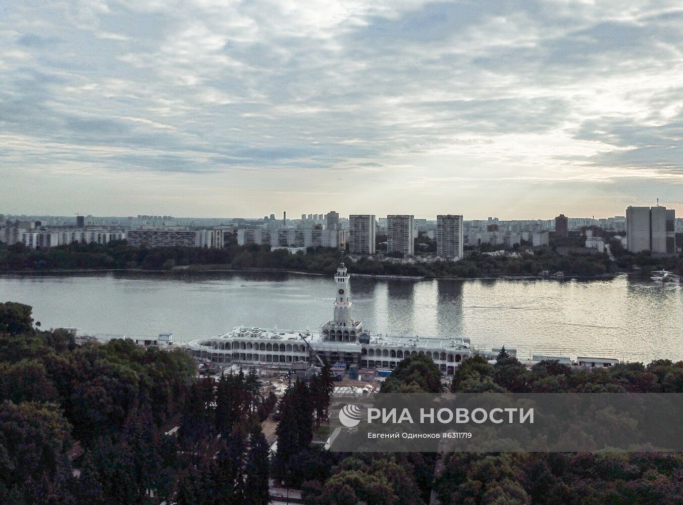 В Москве отреставрировали звезду со шпиля Северного речного вокзала