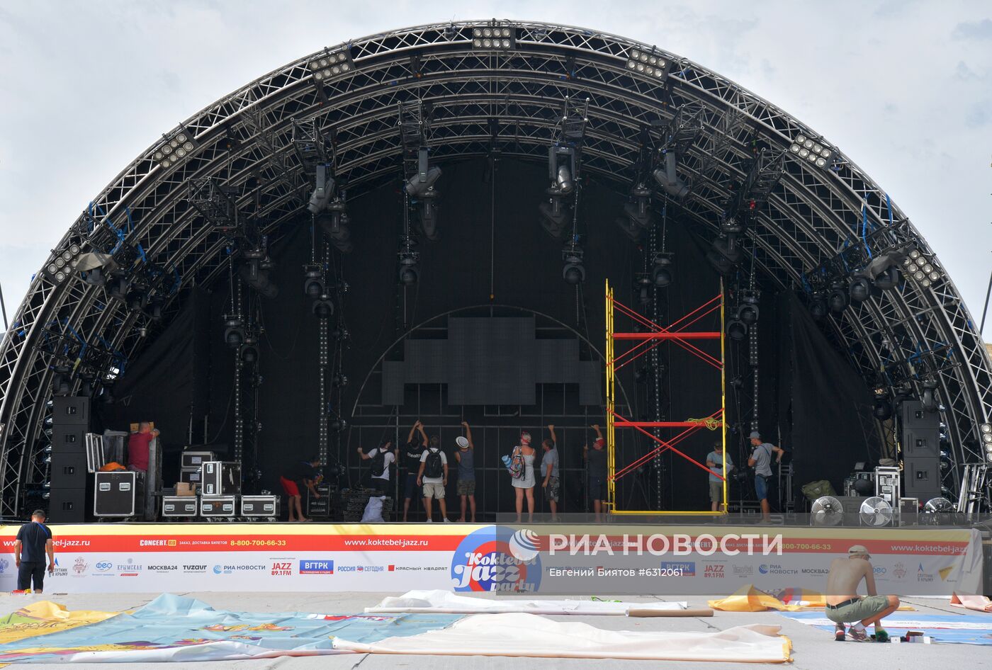 Подготовка к открытию фестиваля Koktebel Jazz Party