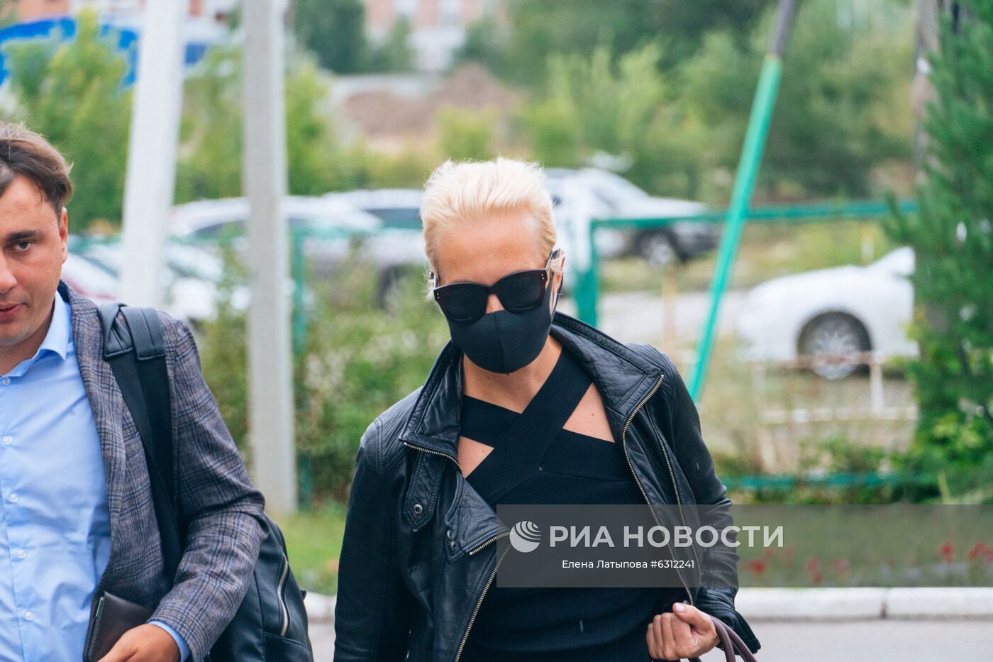 Супруга А. Навального Юлия на территории омской БСМП №1, где в токсикореанимации находится политик Алексей Навальный. Место: Россия, Омск. Автор: Елена Латыпова/РИА Новости. Больница в Омске, где находится А. Навальный