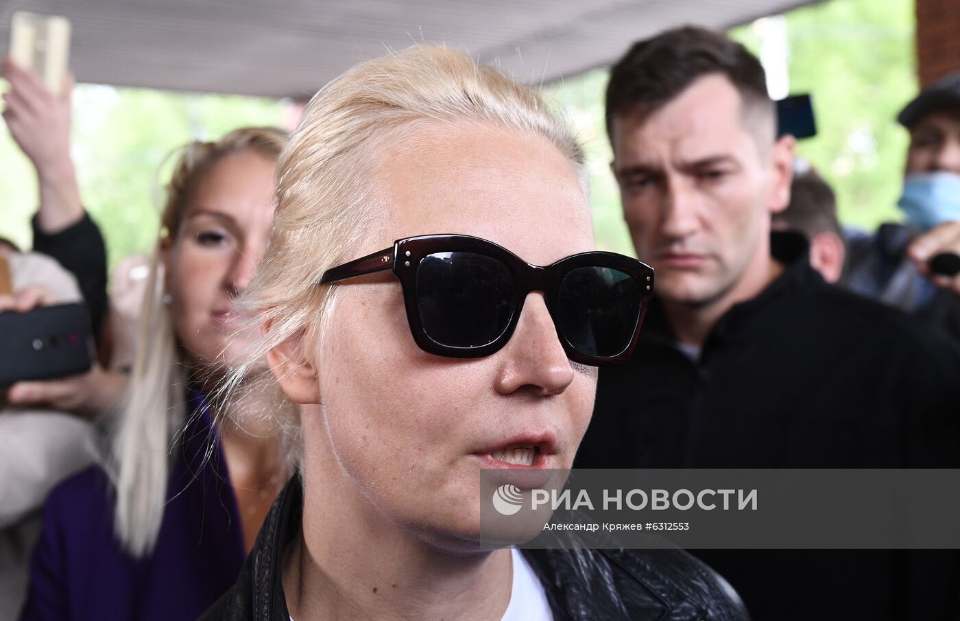 Супруга А. Навального Юлия общается с журналистами на территории омской БСМП №1, где в токсикореанимации находится политик Алексей Навальный. Место: Россия, Омская область, Омск. Автор: Александр Кряжев/РИА Новости. Больница в Омске, где находится А. Навальный