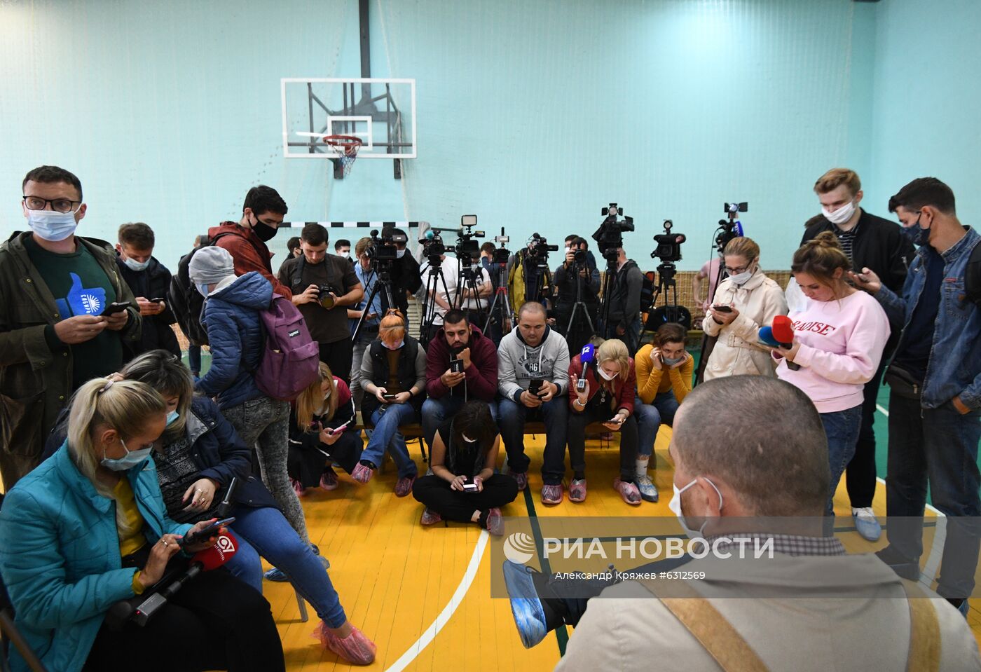 Журналисты в ожидании брифинга, посвященного состоянию здоровья политика Алексея Навального, госпитализированного в реанимацию токсикологического отделения в тяжёлом состоянии.
Место: Россия, Омская область, Омск. Автор: Александр Кряжев/РИА Новости. Больница в Омске, где находится А. Навальный