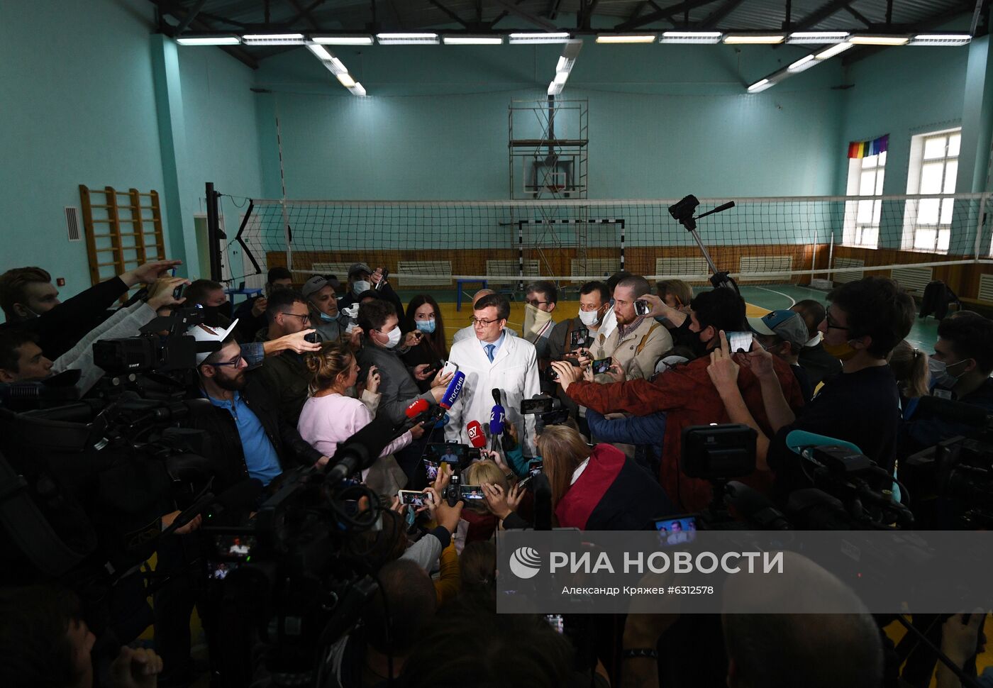 Главный врач омской БСМП №1 Александр Мураховский выступает на брифинге, посвященном состоянию здоровья политика Алексея Навального, госпитализированного в реанимацию токсикологического отделения в тяжёлом состоянии. Место: Россия, Омская область, Омск. Автор: Александр Кряжев/РИА Новости. Больница в Омске, где находится А. Навальный