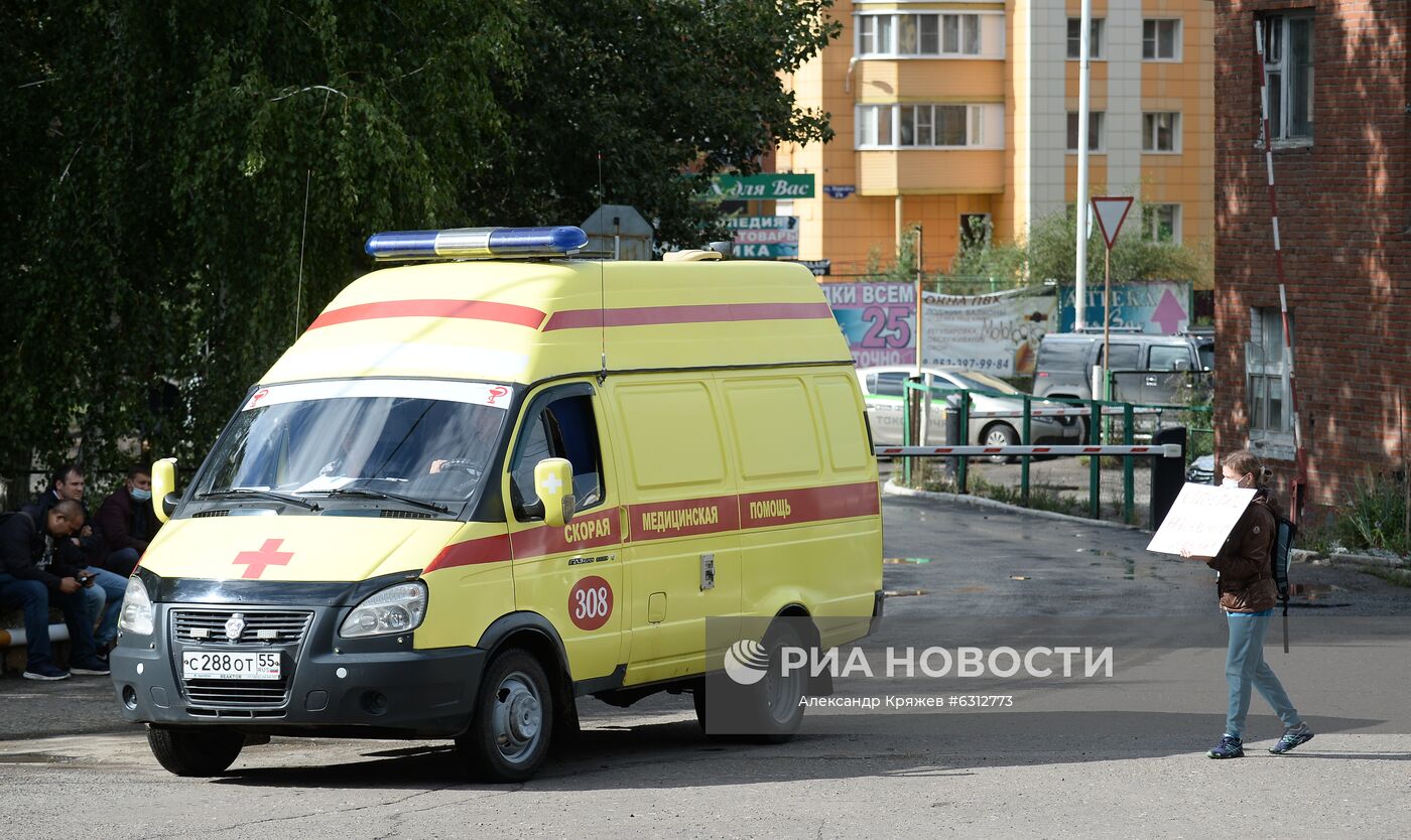 Автомобиль скорой помощи на территории Омской БСМП №1, где в токсикореанимации находится политик Алексей Навальный.
Место: Россия, Омск. Автор: Александр Кряжев/РИА Новости. Больница в Омске, где находится А. Навальный