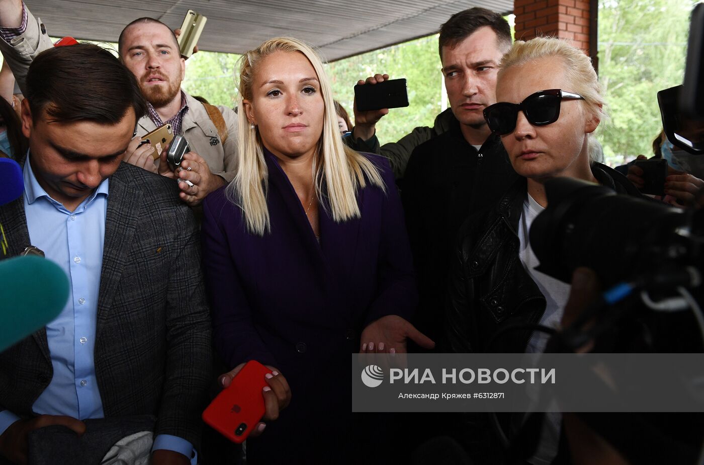 Лечащий врач оппозиционера, лидер "Альянса врачей" Анастасия Васильева (в центре), брат А. Навального Олег и супруга А. Навального Юлия (справа) общаются с журналистами на территории омской БСМП №1, где в токсикореанимации находится политик Алексей Навальный. Место: Россия, Омск. Автор: Александр Кряжев/РИА Новости. А. Навальный госпитализирован в реанимацию в Омске