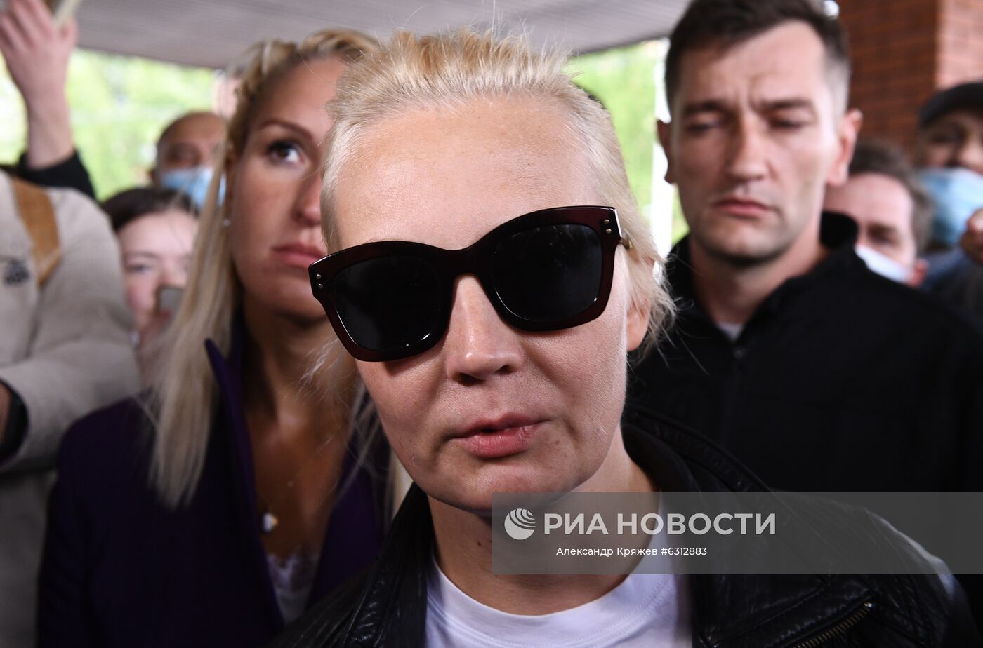 Супруга А. Навального Юлия общается с журналистами на территории омской БСМП №1, где в токсикореанимации находится политик Алексей Навальный. Место: Россия, Омск. Автор: Александр Кряжев/РИА Новости. А. Навальный госпитализирован в реанимацию в Омске