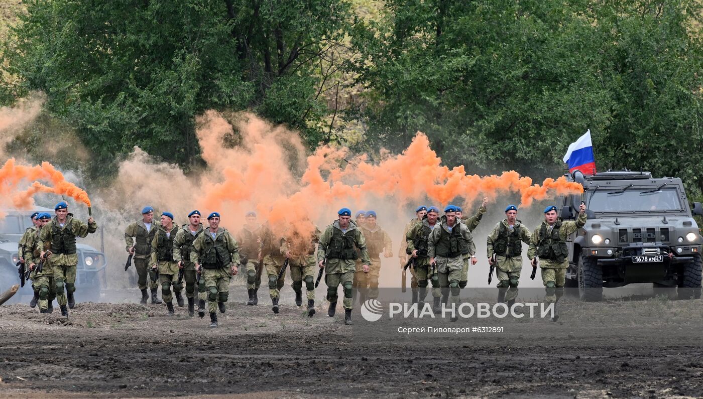 Репетиция динамического показа техники и вооружений в рамках форума "Армия-2020"