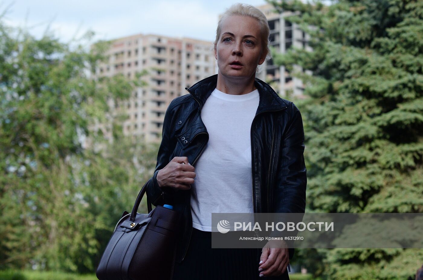 Супруга А. Навального Юлия на территории омской БСМП №1, где в токсикореанимации находится политик Алексей Навальный.
Место: Россия, Омск. Автор: Александр Кряжев/РИА Новости. Больница в Омске, где находится А. Навальный