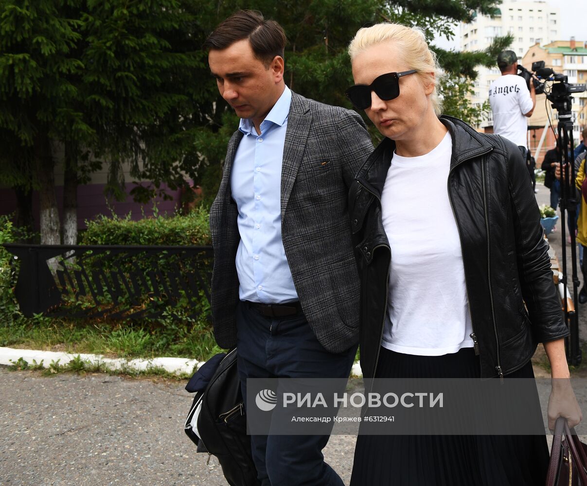 Директор Фонда борьбы с коррупцией Иван Жданов и супруга А. Навального Юлия на территории омской БСМП №1, где в токсикореанимации находится политик Алексей Навальный. Место: Россия, Омск. Автор: Александр Кряжев/РИА Новости. А. Навальный госпитализирован в реанимацию в Омске
